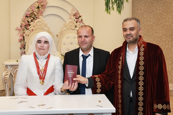 Eğitim camiasında görev yapan görme engelli öğretmenler Zeynep Temirci ve