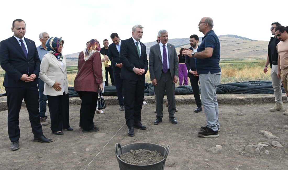 Domuztepe Höyüğü’ndeki arkeolojik kazıları Vali Mükerrem Ünlüer ile birlikte yerinde