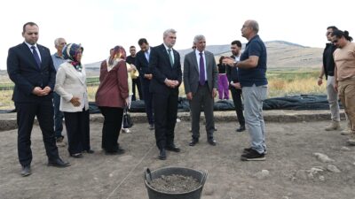 Domuztepe Höyüğü’ndeki arkeolojik kazıları Vali Mükerrem Ünlüer ile birlikte yerinde