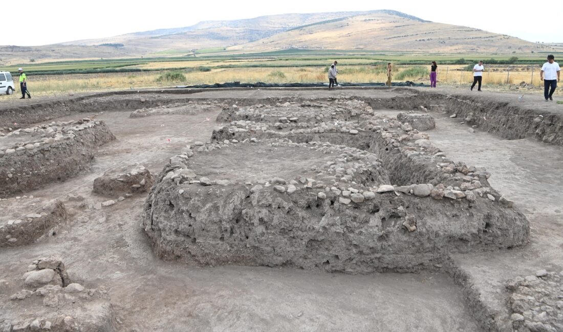 Domuztepe Höyüğü’ndeki arkeolojik kazıları Vali Mükerrem Ünlüer ile birlikte yerinde