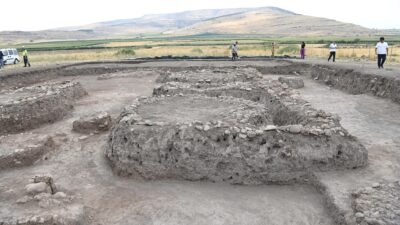 Domuztepe Höyüğü’ndeki arkeolojik kazıları Vali Mükerrem Ünlüer ile birlikte yerinde