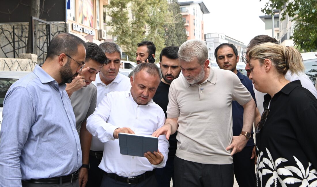 Şehir merkezinde tamamlanan ve devam eden yol yatırımlarını yerinde inceleyen