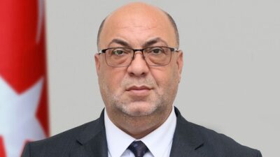 Dulkadiroğlu Belediye Başkanı Mehmet Akpınar, kendisine hediye edilen hat tablosu