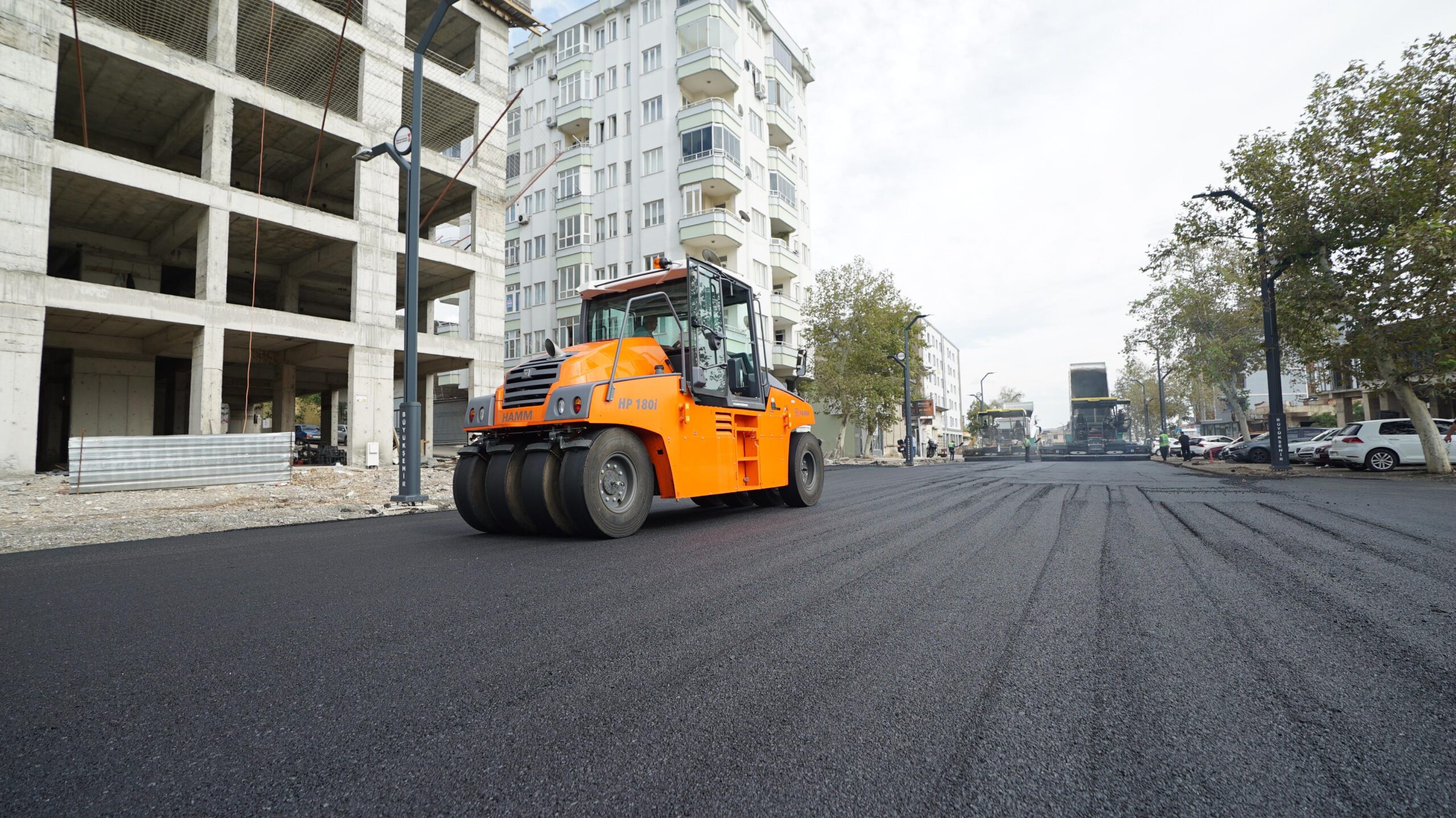 Büyükşehir Belediyesi, Trabzon Bulvarı’nda üstyapı dönüşümünü etaplar halinde sürdürüyor. Altyapı