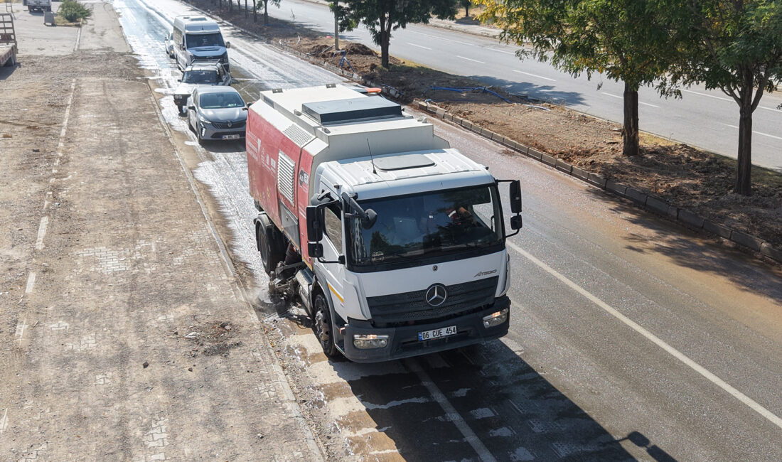 Büyükşehir Ekipleri Afşinbey Caddesi’nde Temizlik Mesaisinde default &nbsp; Büyükşehir Belediyesi,