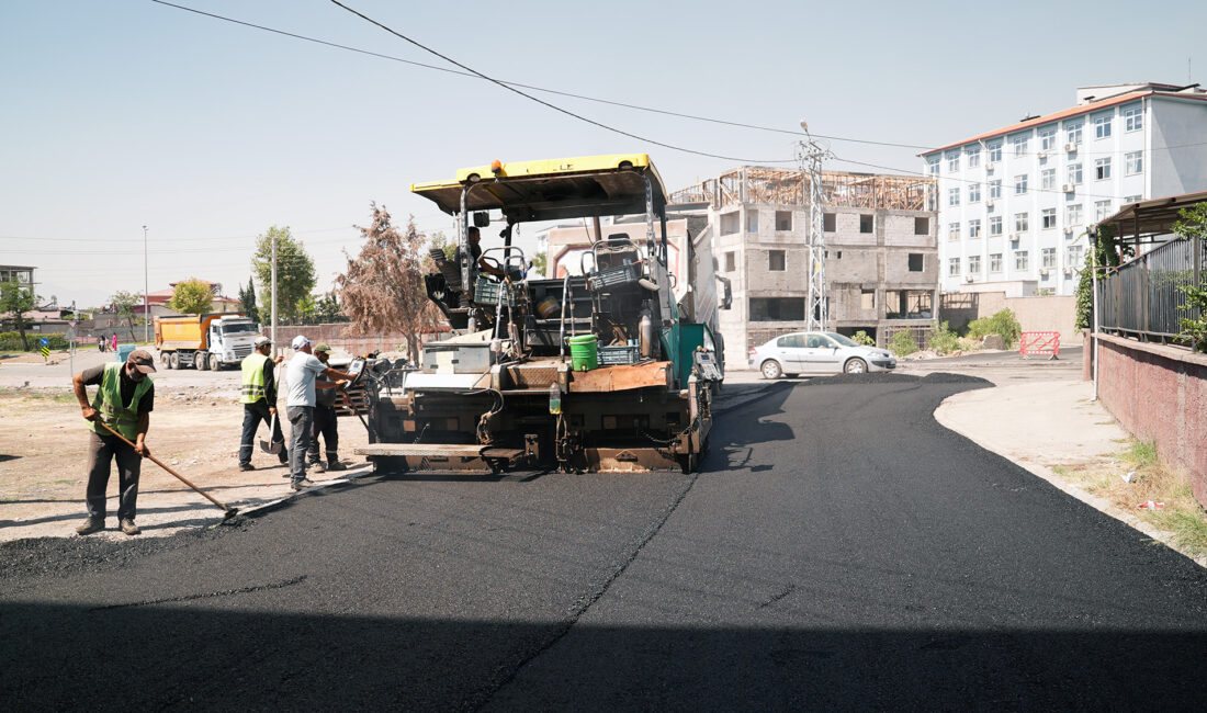 Büyükşehir Belediyesi, Dulkadiroğlu Ballıca Mahallesi’nde sıcak asfalt mesaisini sürdürüyor. Ekipler,