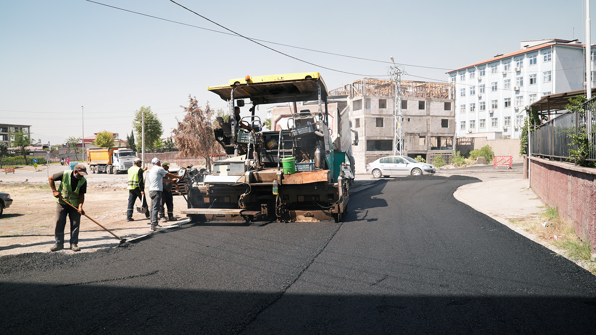 Büyükşehir Belediyesi, Dulkadiroğlu Ballıca Mahallesi’nde sıcak asfalt mesaisini sürdürüyor. Ekipler,