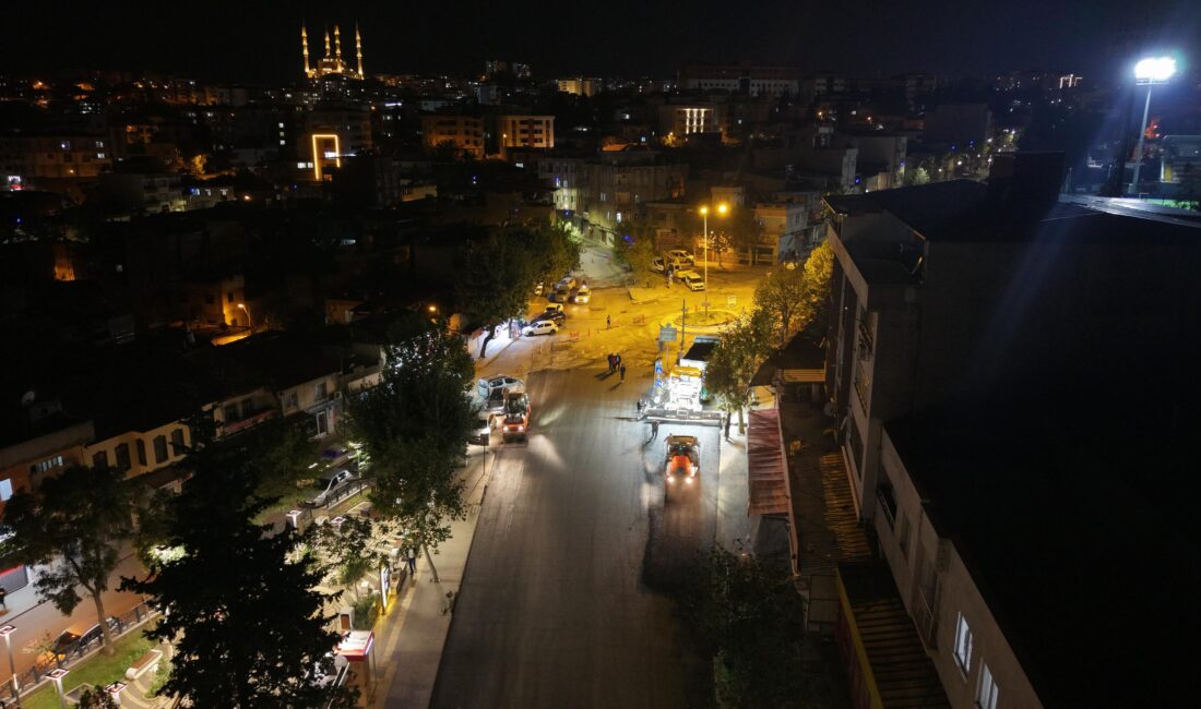 Büyükşehir Belediyesi, Onikişubat Akçakoyunlu Mahallesi Bayazıtlı Bulvarı’nda sıcak asfalt serimine