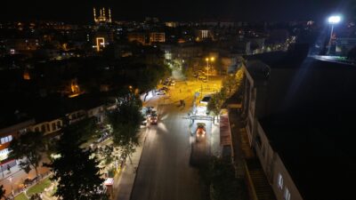 Büyükşehir Belediyesi, Onikişubat Akçakoyunlu Mahallesi Bayazıtlı Bulvarı’nda sıcak asfalt serimine