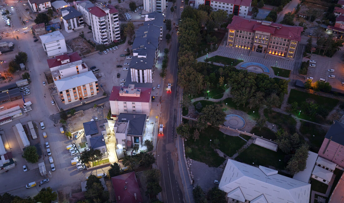Elbistan Pınarbaşı Caddesi, Büyükşehir Belediyesi ekiplerinin gerçekleştirdiği kapsamlı temizlik çalışmasıyla