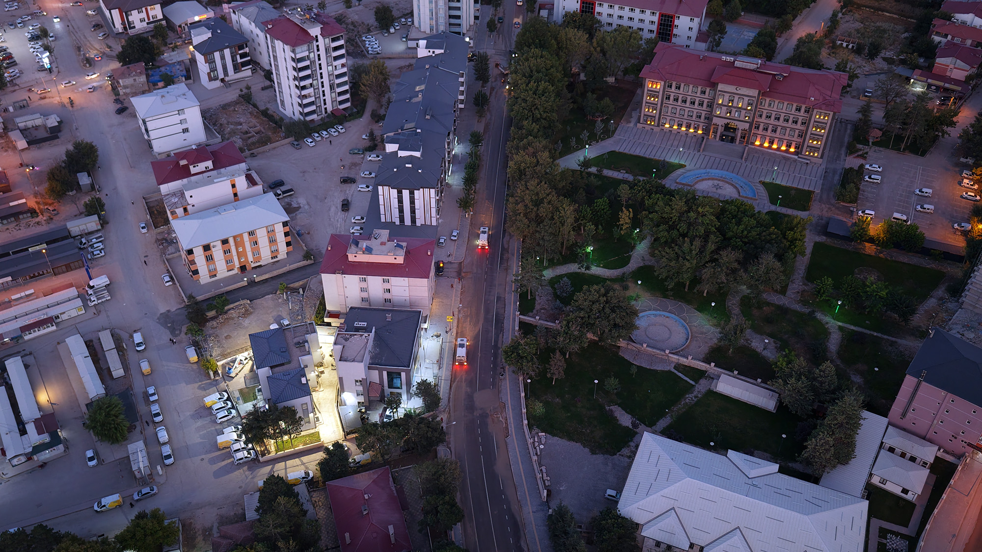Elbistan Pınarbaşı Caddesi, Büyükşehir Belediyesi ekiplerinin gerçekleştirdiği kapsamlı temizlik çalışmasıyla