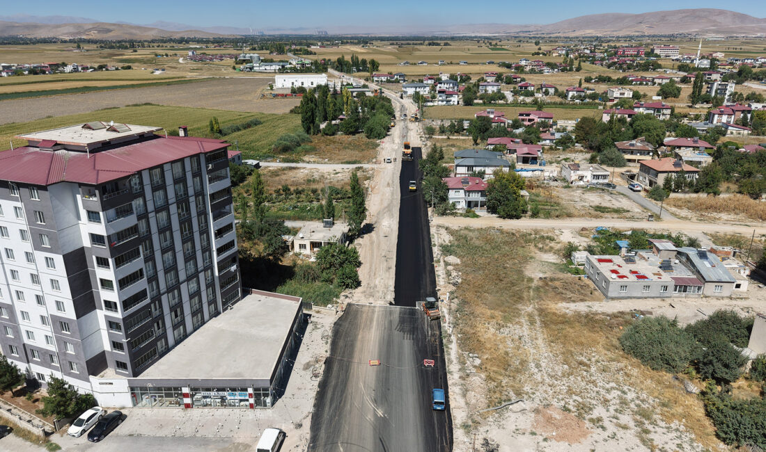 Büyükşehir Belediyesi, Elbistan’da yaklaşık 2 kilometre uzunluğundaki Çilingir Caddesi’ni sıcak