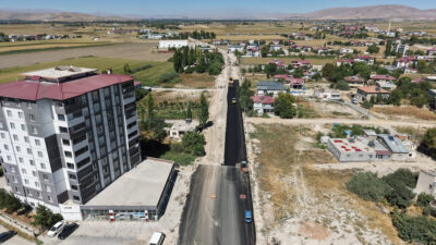 Büyükşehir Belediyesi, Elbistan’da yaklaşık 2 kilometre uzunluğundaki Çilingir Caddesi’ni sıcak