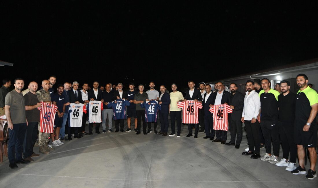Kahramanmaraş İstiklalspor’un yönetim ve futbolcularını tesislerde ziyaret eden Büyükşehir Belediye