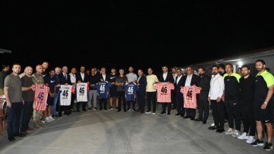 Kahramanmaraş İstiklalspor’un yönetim ve futbolcularını tesislerde ziyaret eden Büyükşehir Belediye