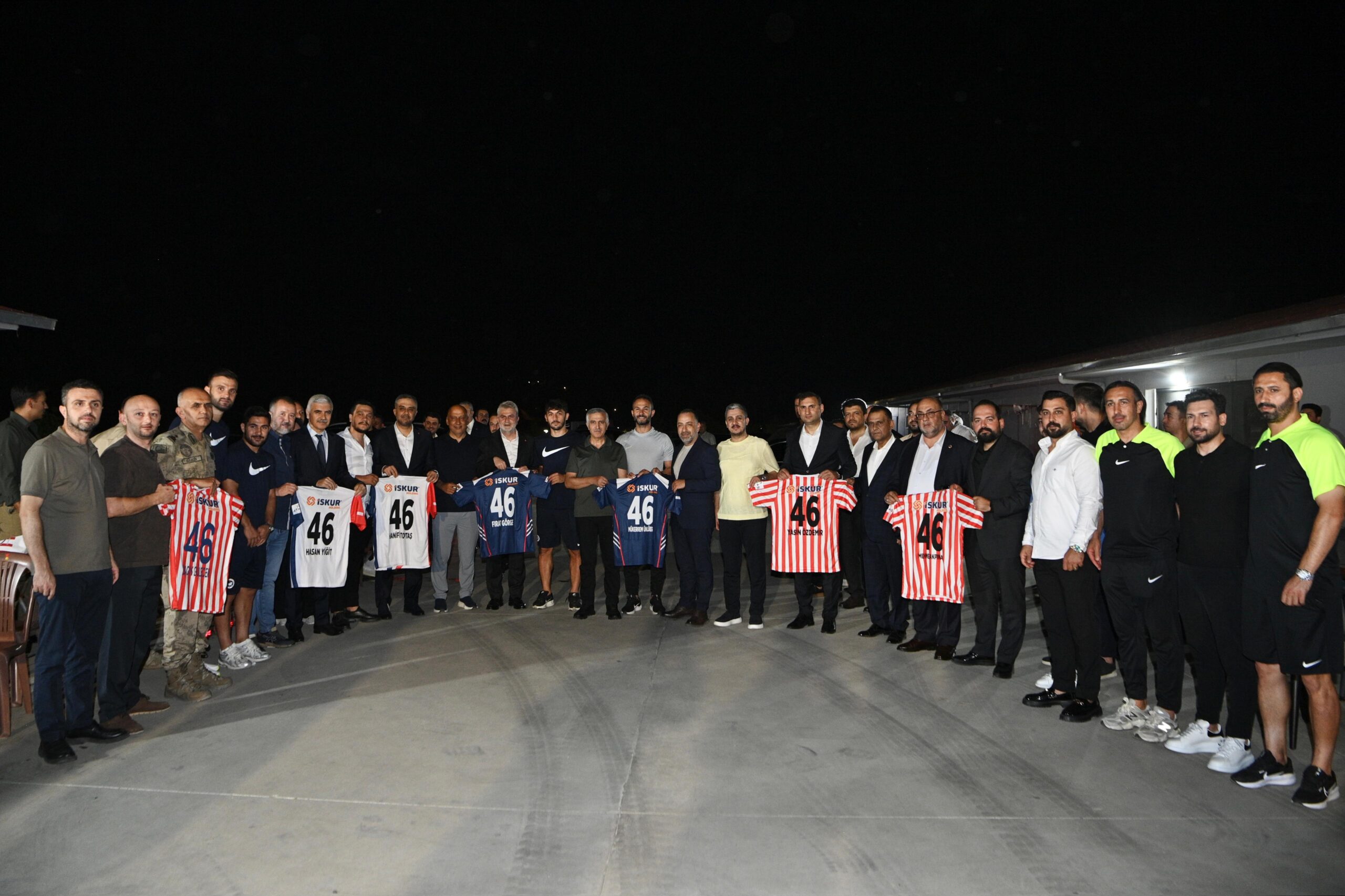 Kahramanmaraş İstiklalspor’un yönetim ve futbolcularını tesislerde ziyaret eden Büyükşehir Belediye