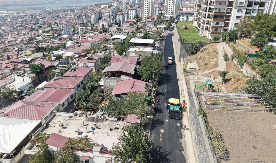 Büyükşehir Belediyesi, Onikişubat Kâtip Çelebi Caddesi’nde sıcak asfalt mesaisini sürdürüyor.