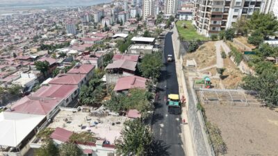 Büyükşehir Belediyesi, Onikişubat Kâtip Çelebi Caddesi’nde sıcak asfalt mesaisini sürdürüyor.