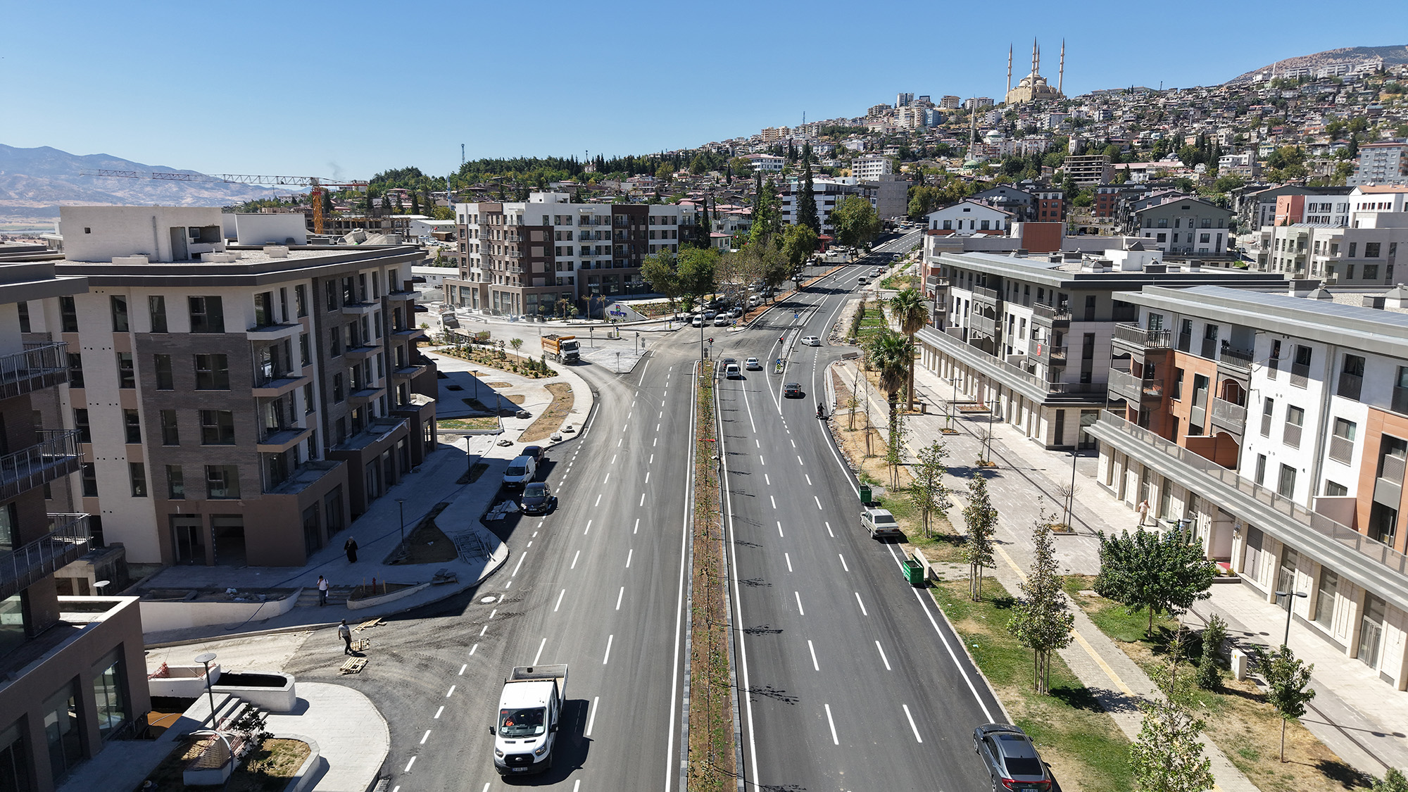 Büyükşehir Belediyesi, Kuddusi Baba Bulvarı’nda ilk etapta asfalt serimini tamamladı.