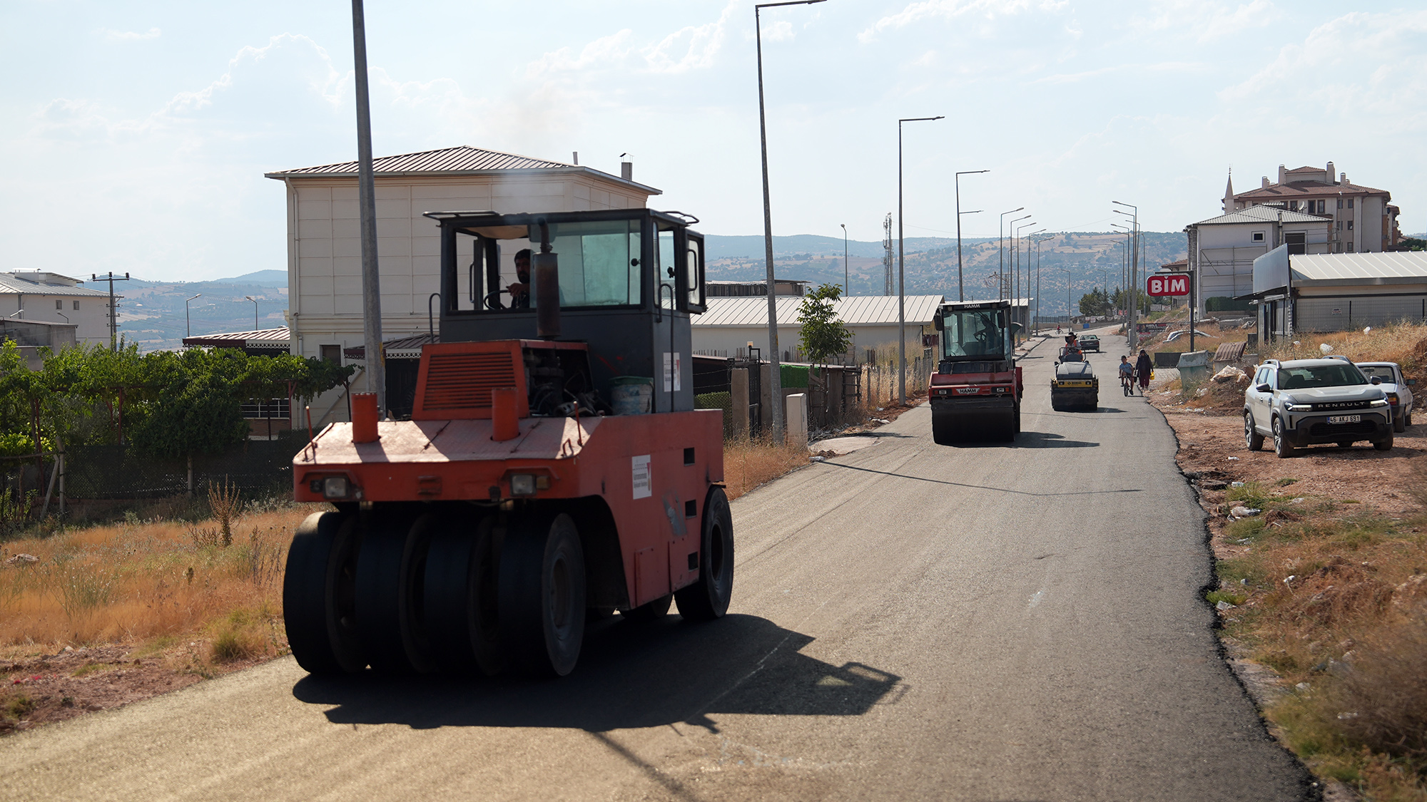Büyükşehir Belediyesinin asfalt seferberliği kapsamında Pazarcık ilçe merkezinde şu ana