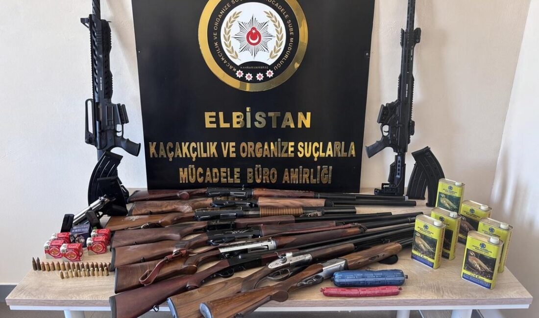 Kahramanmaraş’ın Elbistan ilçesinde polis ekiplerince düzenlenen operasyonda çok sayıda silah,