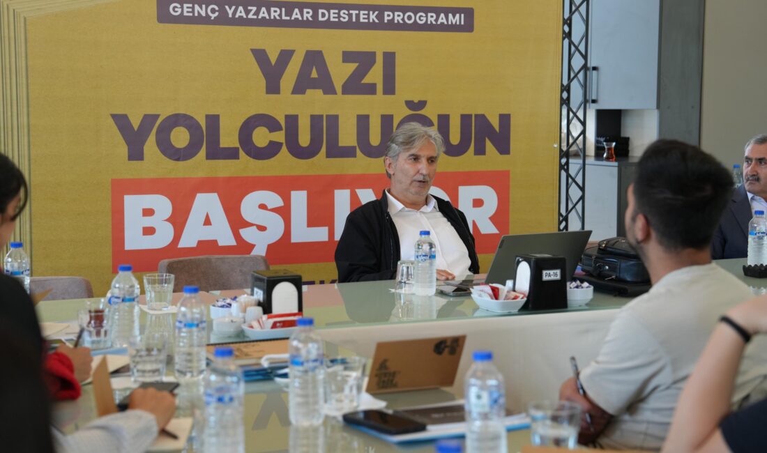 Büyükşehir Belediyesi ev sahipliğinde düzenlenen “Deprem Bölgesi Şehirlerine Özel Yazarlık