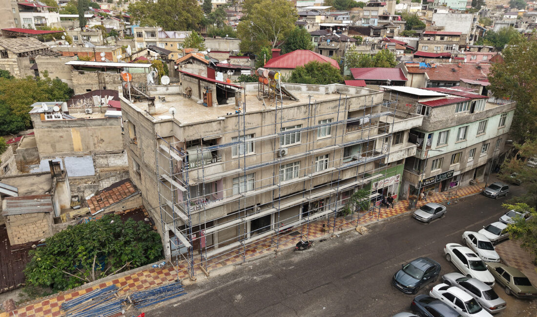 Büyükşehir Belediyesi, şehrin tarihi simgelerinden Kahramanmaraş Kalesi çevresinde kent estetiğini