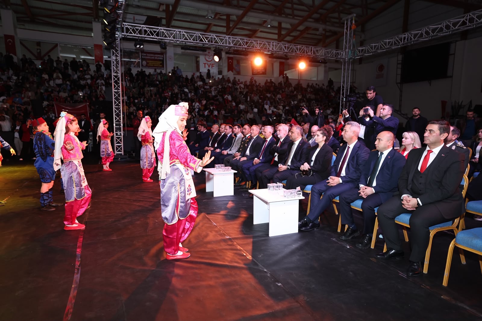 &nbsp; Onikişubat Belediyesi ev sahipliğinde düzenlenen “Cumhuriyet’in 1000 Sesi” konseri,