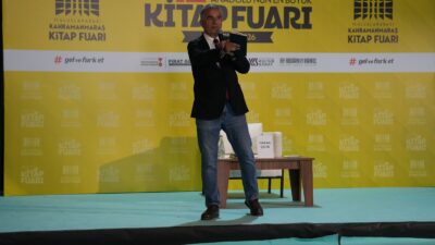 Büyükşehir Belediyesinin Kitap Fuarı’nda gençlerle bir araya gelen usta gazeteci