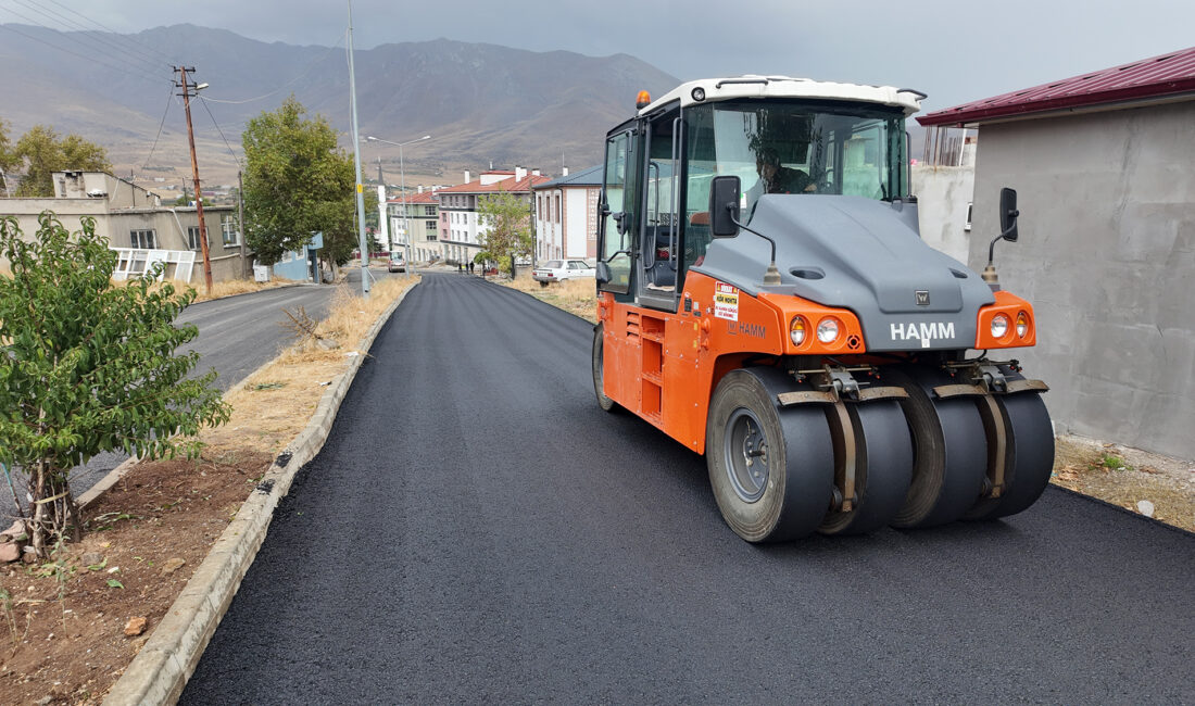 Büyükşehir Belediyesi, Ekinözü’nde altyapısı tamamlanan yolları sıcak asfaltla buluşturuyor. Öztürk