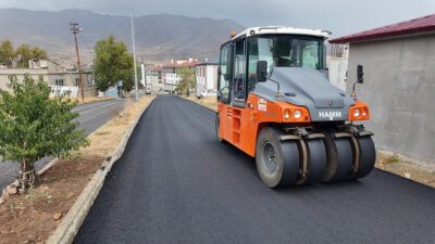 Büyükşehir Belediyesi, Ekinözü’nde altyapısı tamamlanan yolları sıcak asfaltla buluşturuyor. Öztürk