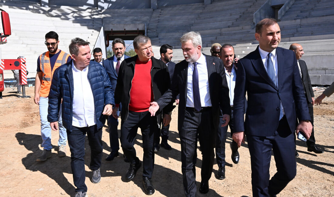 Büyükşehir Belediye Başkanı Fırat Görgel, Türk futbolunun efsane isimleri Mehmet