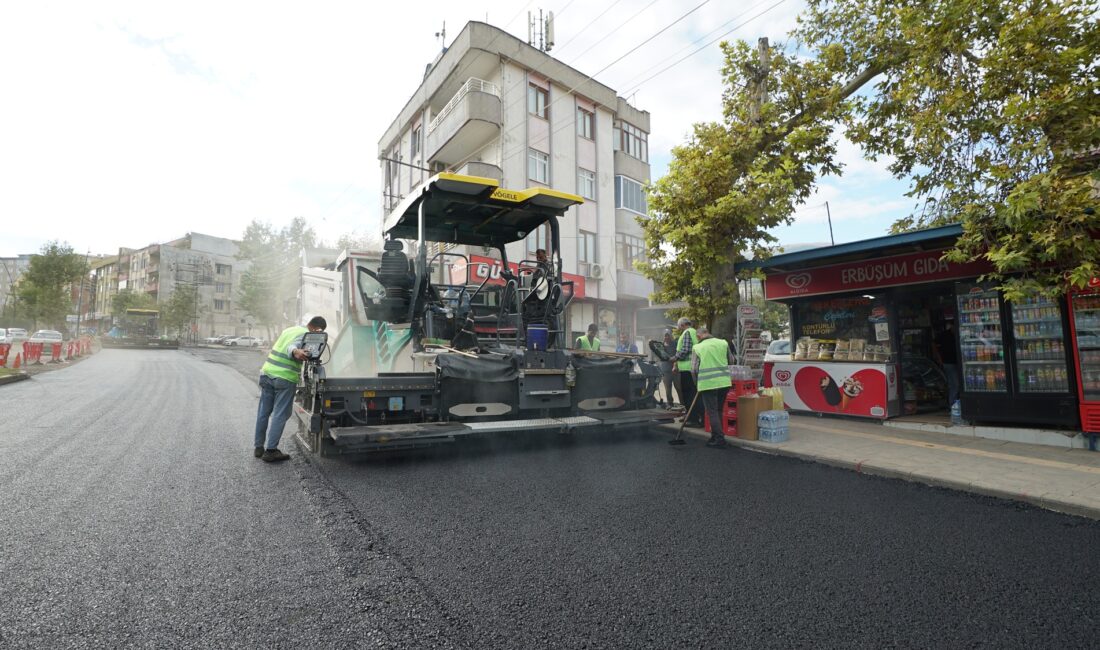 Büyükşehir Belediyesi, Bayazıtlı Bulvarı’nda altyapı çalışmalarının tamamlandığı alanları sıcak asfalt