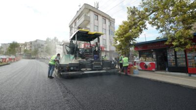 Büyükşehir Belediyesi, Bayazıtlı Bulvarı’nda altyapı çalışmalarının tamamlandığı alanları sıcak asfalt