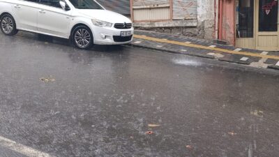 Andırın genelinde etkili olan şiddetli yağış hayatı olumsuz etkilerken, Akifiye