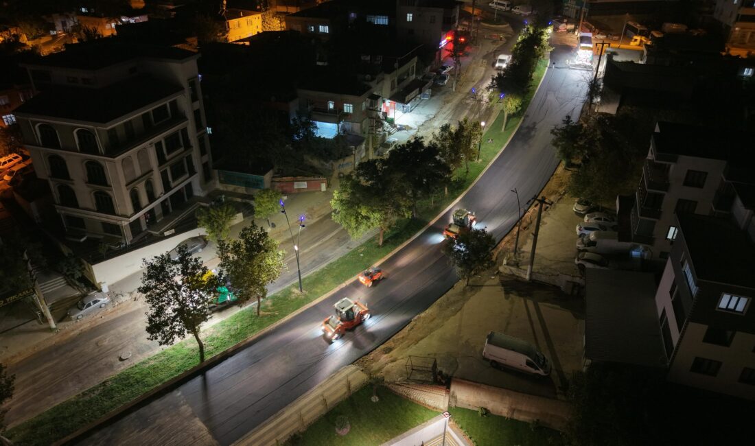 Büyükşehir Belediyesi, altyapı çalışmalarının tamamlandığı Ahmet Uncu Caddesi’ni tamamen yeniliyor.
