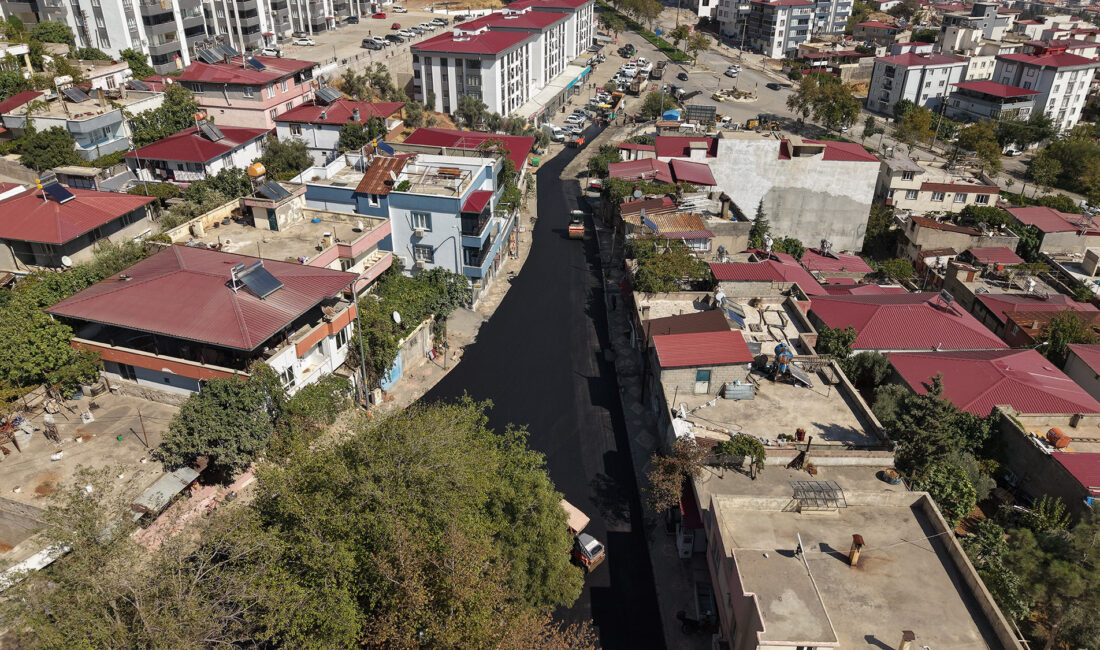 Büyükşehir Belediyesi, şehir genelinde sürdürdüğü sıcak asfalt mesaisini kararlılıkla devam