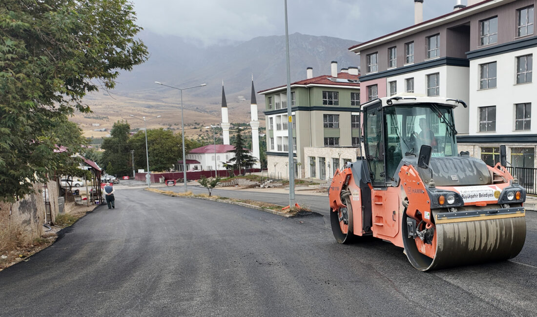 Büyükşehir Belediyesi, şehir genelinde sürdürdüğü sıcak asfalt çalışmalarında 280 kilometreyi