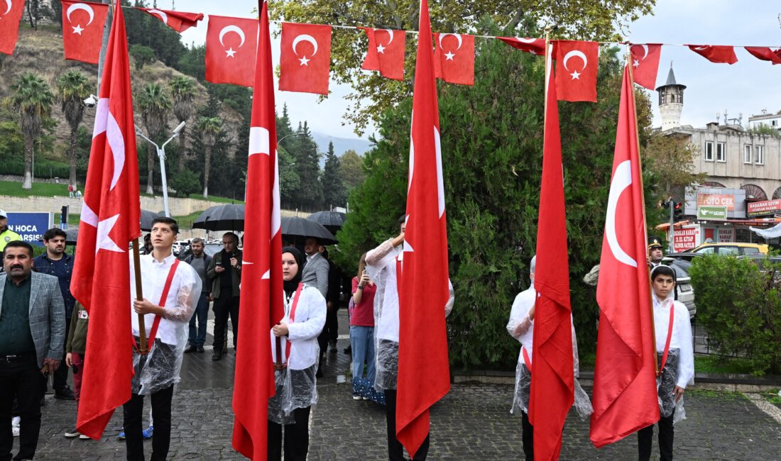 Cumhuriyet Bayramı kutlamaları, Atatürk Anıtı’na çelenk sunma töreniyle başladı. Başkan