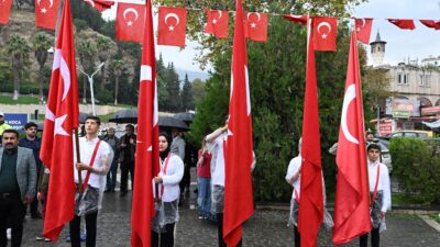 Cumhuriyet Bayramı kutlamaları, Atatürk Anıtı’na çelenk sunma töreniyle başladı. Başkan