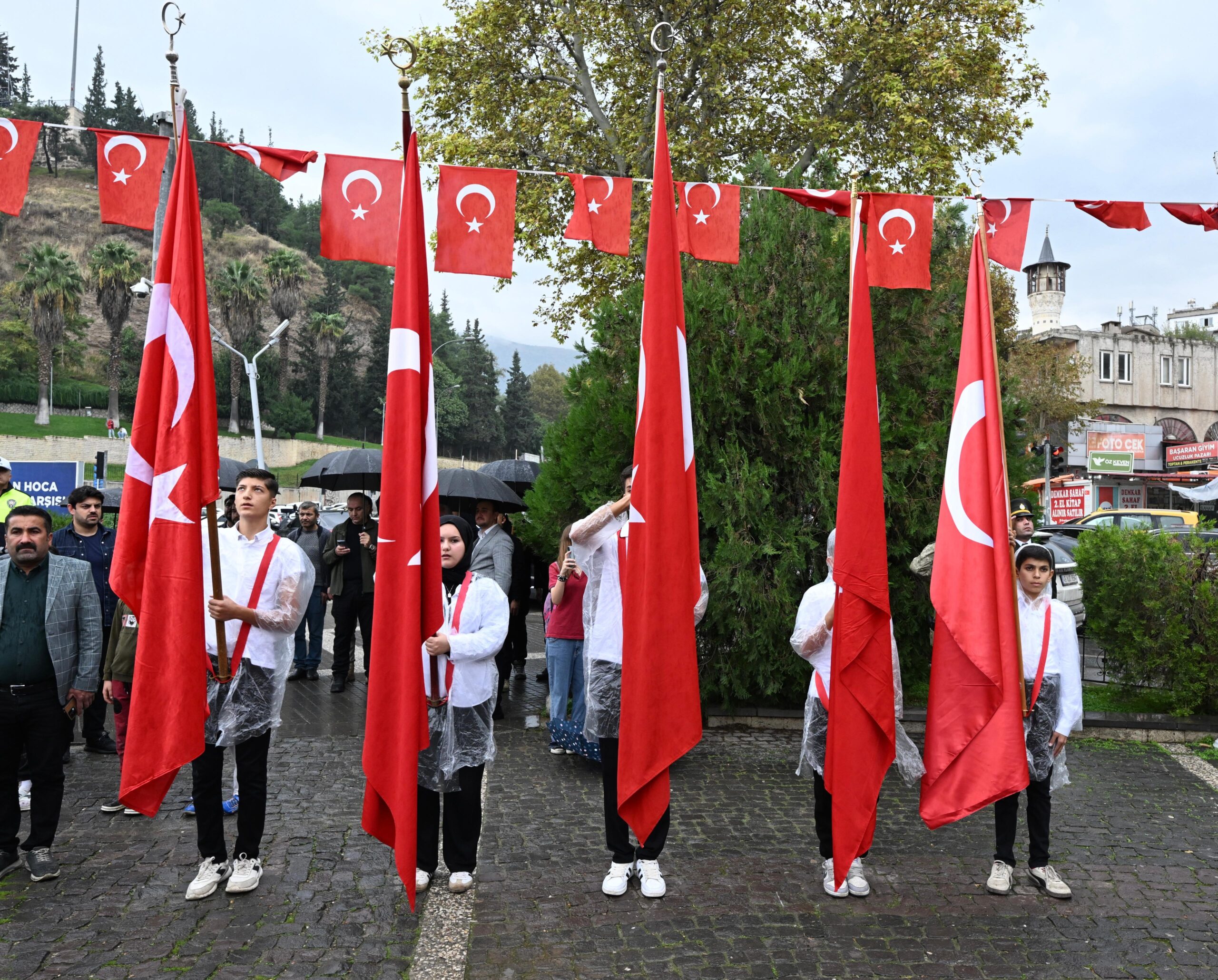 Cumhuriyet Bayramı kutlamaları, Atatürk Anıtı’na çelenk sunma töreniyle başladı. Başkan