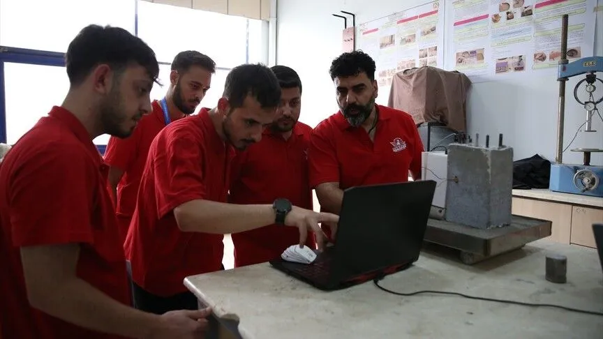 Hatay’da 6 Şubat 2023’teki depremlerden etkilenen üniversite öğrencileri, bina kolonlarının