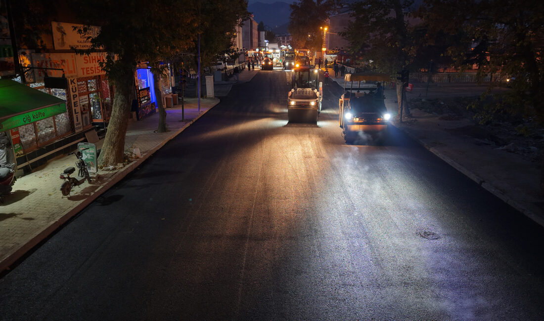 Büyükşehir Belediyesi, Elbistan’ın ulaşımdaki can damarlarından Dulkadiroğlu Caddesi’nin asfaltını baştan
