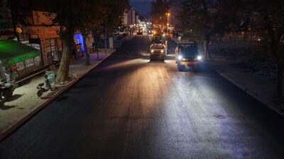 Büyükşehir Belediyesi, Elbistan’ın ulaşımdaki can damarlarından Dulkadiroğlu Caddesi’nin asfaltını baştan