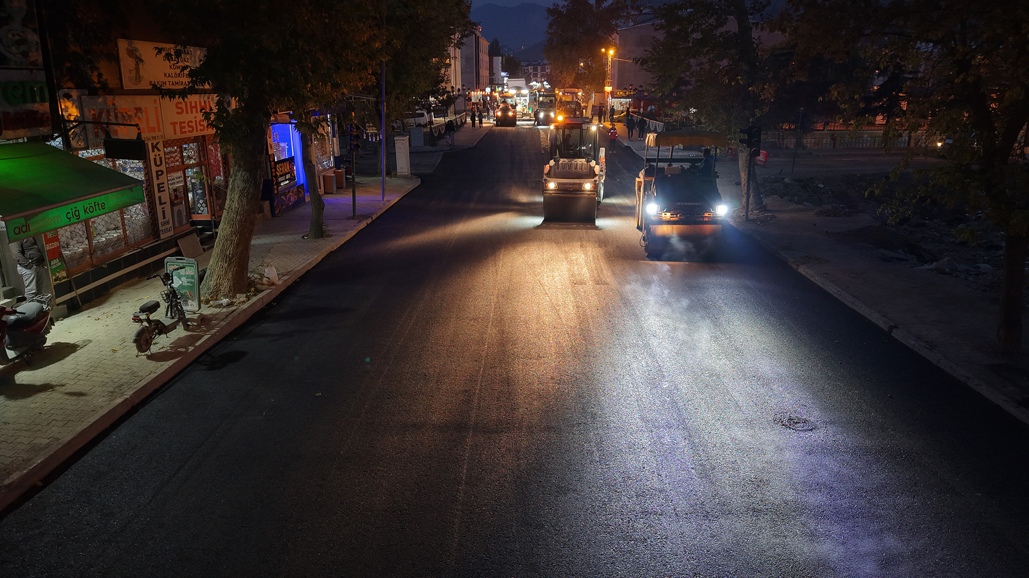 Büyükşehir Belediyesi, Elbistan’ın ulaşımdaki can damarlarından Dulkadiroğlu Caddesi’nin asfaltını baştan