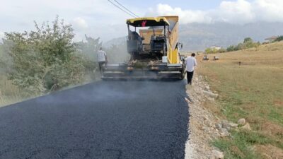 Büyükşehir Belediyesi, Göksun ilçesinde Devlettepe Mahalle yolunu yeniliyor. Devlettepe Okulu’na