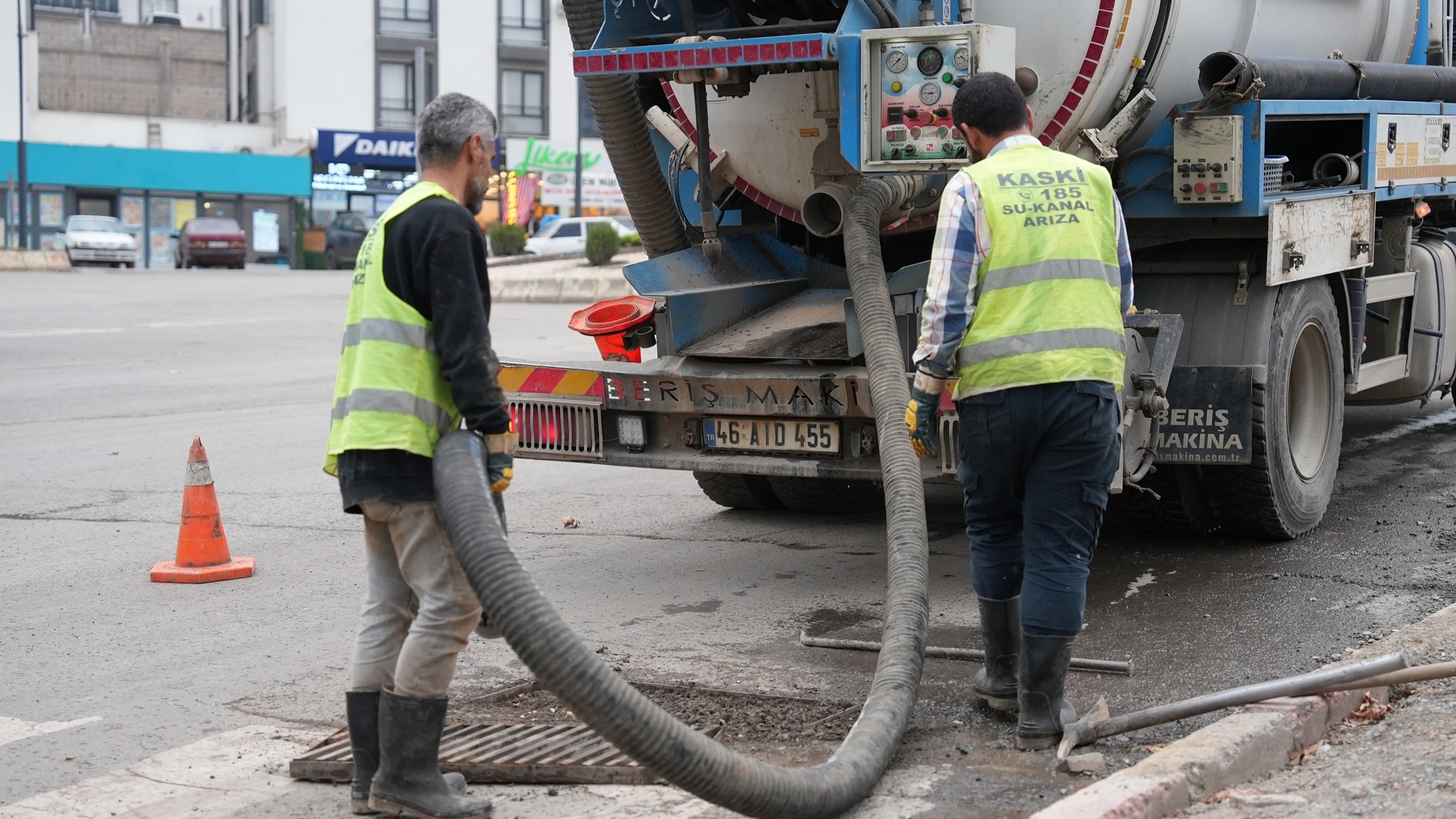 KASKİ, şehir merkezinde beklenen sağanak yağışlar öncesinde  ızgara, mazgal ve