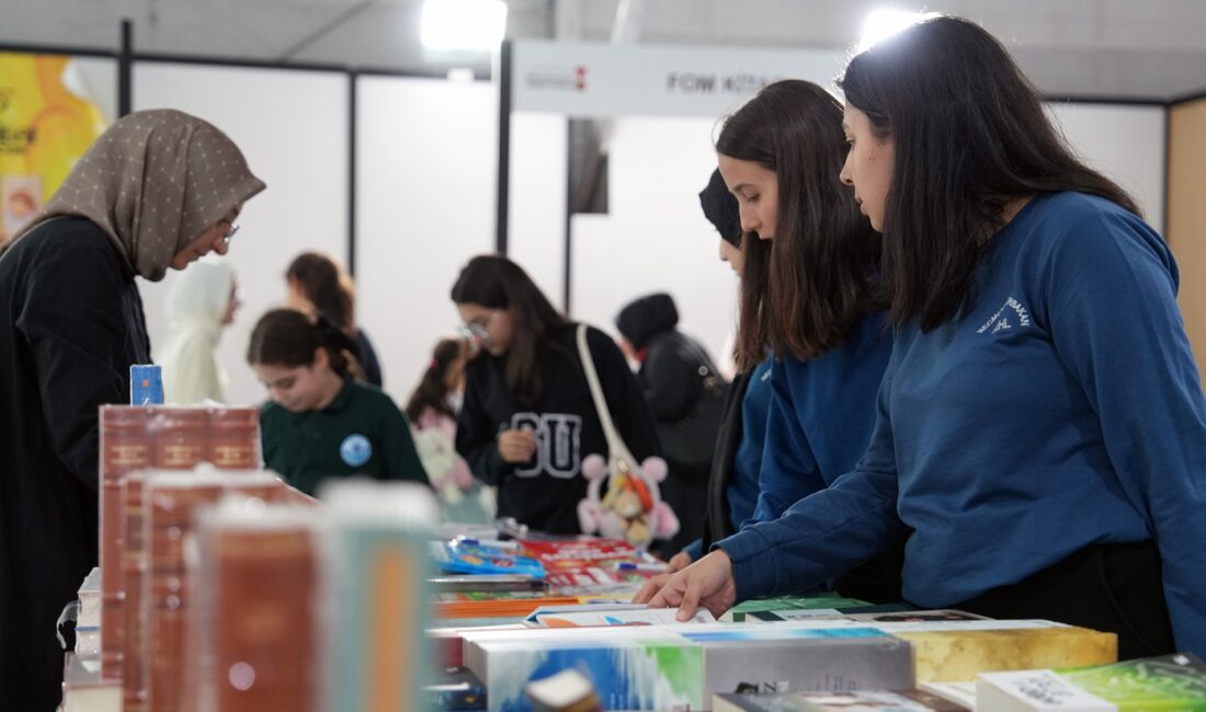 Büyükşehir Belediyesinin ev sahipliğinde düzenlenen 11. Uluslararası Kahramanmaraş Kitap Fuarı,