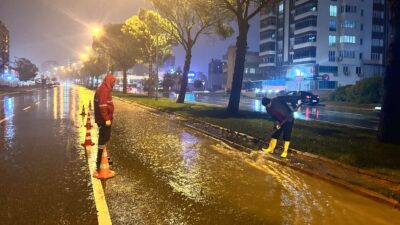 Büyükşehir Belediyesi, etkili olan sağanak yağışların ardından şehir genelinde temizlik,