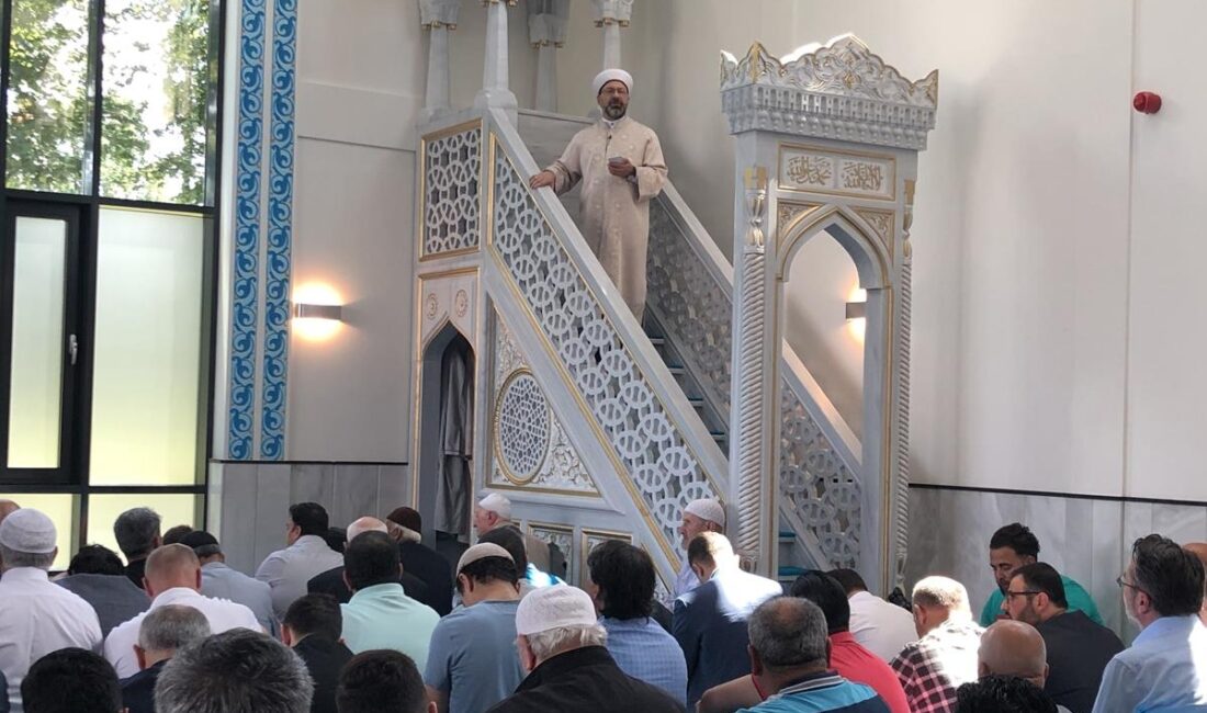 Muhterem Müslümanlar! İnsanın hayata gözlerini açtığı, kişiliğinin ve değerlerinin şekillendiği